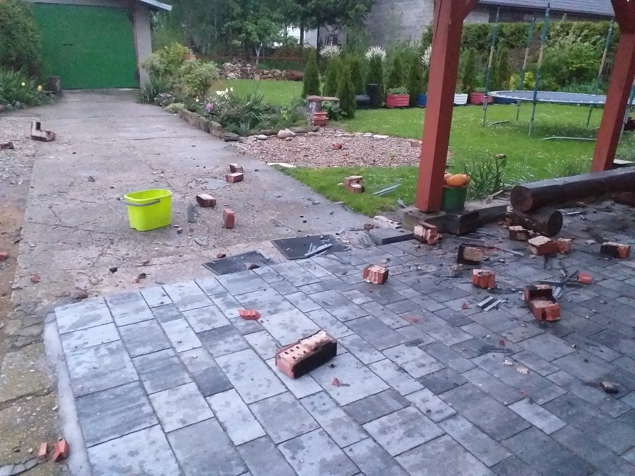 A tu jeszcze jeden skutek braku instalacji odgromowej. Dobrze że nikogo nie było na zewnątrz.