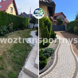 WTN WywózTransportNysa - Metamorfoza ogrodu: po lewej zaniedbany trawnik i niewyraźna ścieżka, po prawej nowa, kręta ścieżka z dwukolorowej kostki brukowej oraz świeżo wyrównany teren.