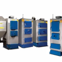 Kolekcja kotłów grzewczych na paliwo stałe, z zasobnikiem na suchy opał, prezentowanych w studiu na białym tle.