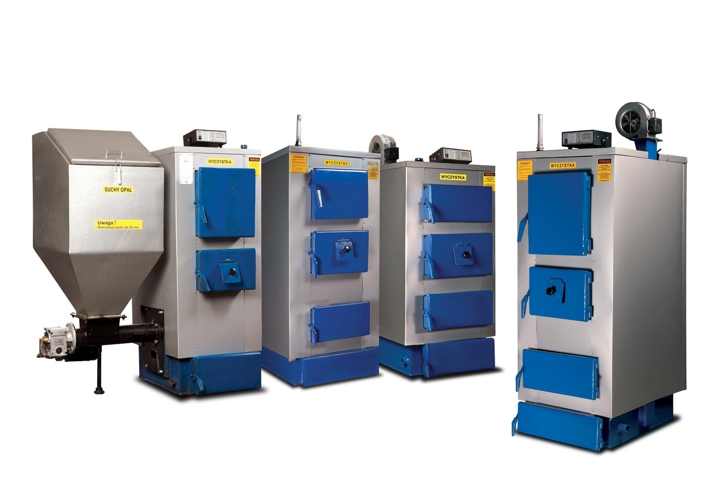 Kolekcja kotłów grzewczych na paliwo stałe, z zasobnikiem na suchy opał, prezentowanych w studiu na białym tle.