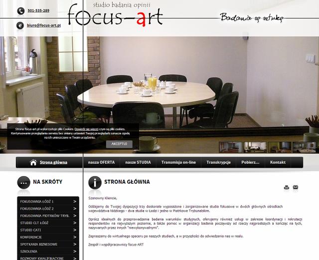 Strona internetowa firmy Focus-Art, prezentująca studio badań opinii z widokiem na salę konferencyjną z okrągłym stołem, filiżankami i dzbankiem soku na jasnym tle, z widocznym menu nawigacyjnym...