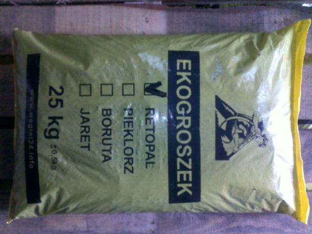 Żółty worek 25 kg z ekogroszkiem RETOPAL z zaznaczonym polem wyboru, widoczny na drewnianym podłożu