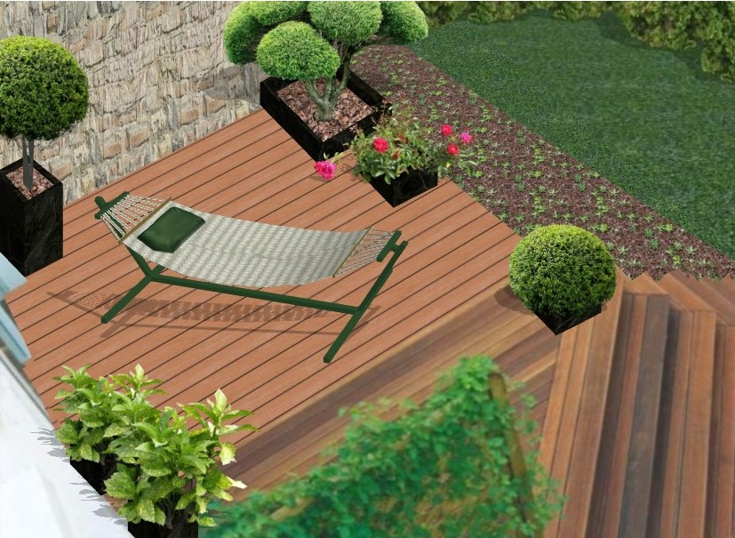 Projekt ogrodu z tarasem kompozytowym, hamakiem, roślinami w donicach i kamienną ścianą w tle.