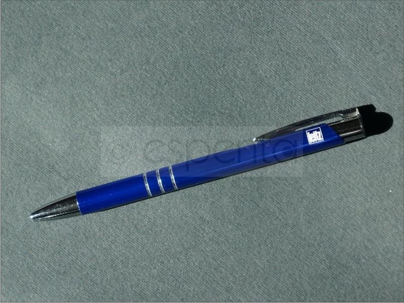 Niebieski długopis z metalowymi akcentami i nadrukowanym logo firmy na szarym tle.