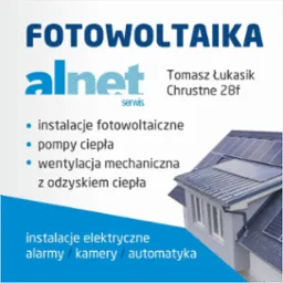 Reklama firmy Alnet Serwis oferującej instalacje fotowoltaiczne, pompy ciepła, wentylację mechaniczną, instalacje elektryczne, alarmy, kamery i automatykę. Na zdjęciu dom z panelami...