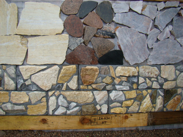 Ekspozycja ciętego kamienia elewacyjnego w różnych odcieniach beżu, brązu i szarości, ułożonego na palecie z widocznym oznaczeniem ZA-A34 HT.