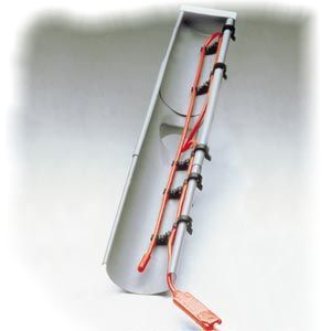 Szary profil rynny z zainstalowanym, czerwonym przewodem grzejnym, przymocowanym czarnymi uchwytami, widok z góry na szarym tle.