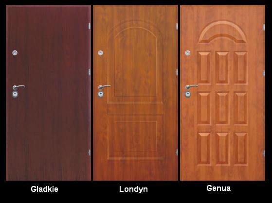 Ekspozycja trzech modeli drzwi wewnętrznych w odcieniach brązu: gładkie, z prostokątnymi panelami i z łukowym panelem górnym.