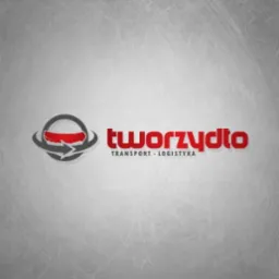 Logo firmy transportowo-logistycznej 'Tworzydło' z czerwonym napisem i symbolem koła z strzałką na szarym, lekko porysowanym tle.