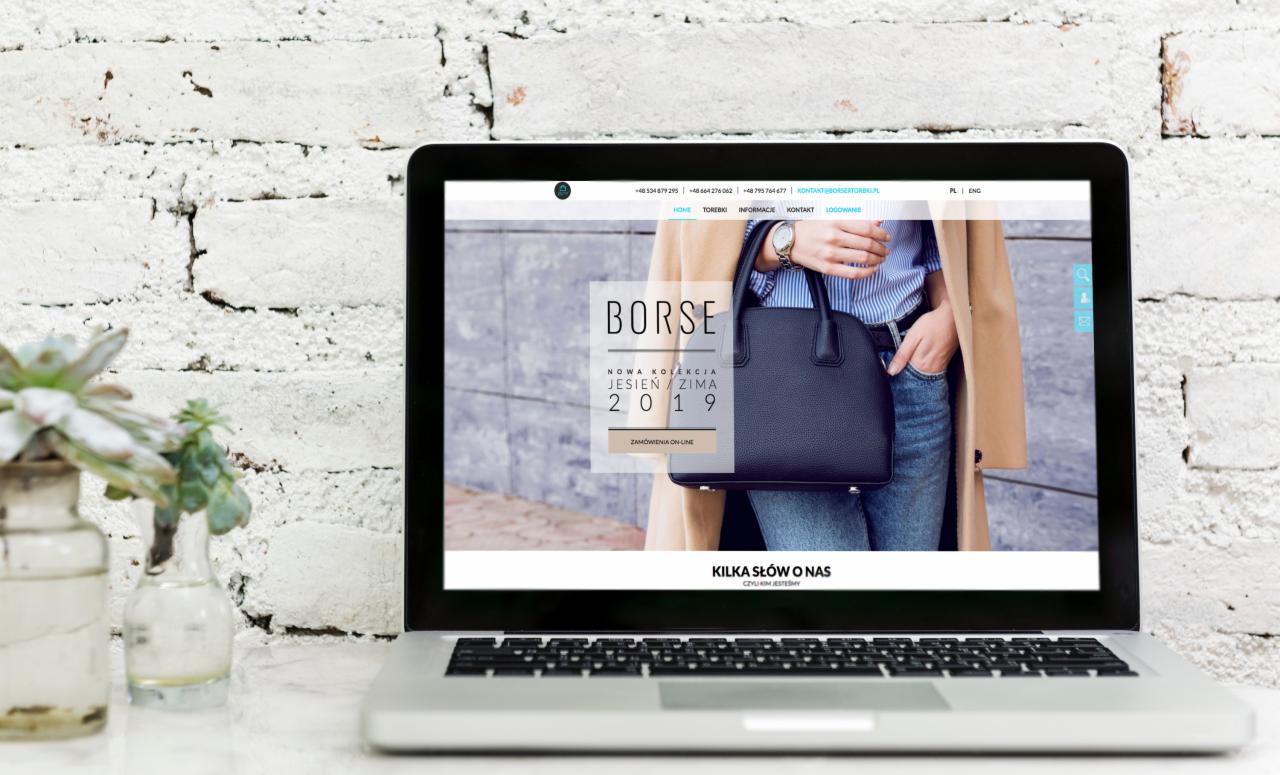 Laptop wyświetlający stronę internetową sklepu z torebkami na tle białej, ceglanej ściany i sukulentów w szklanych wazonach.