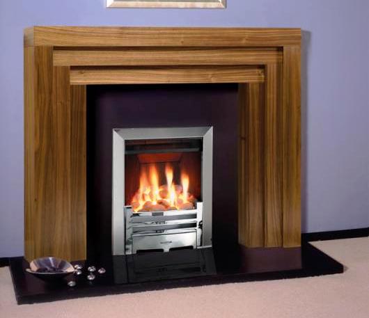 Kominek z obudową z litego drewna o prostym, nowoczesnym designie, z paleniskiem gazowym i dekoracyjnymi kamieniami na czarnym blacie.