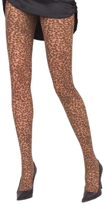 Nogi w brązowych rajstopach we wzór panterki i czarnych szpilkach na białym tle.