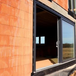 Okno balkonowe grafitowe - realizacja