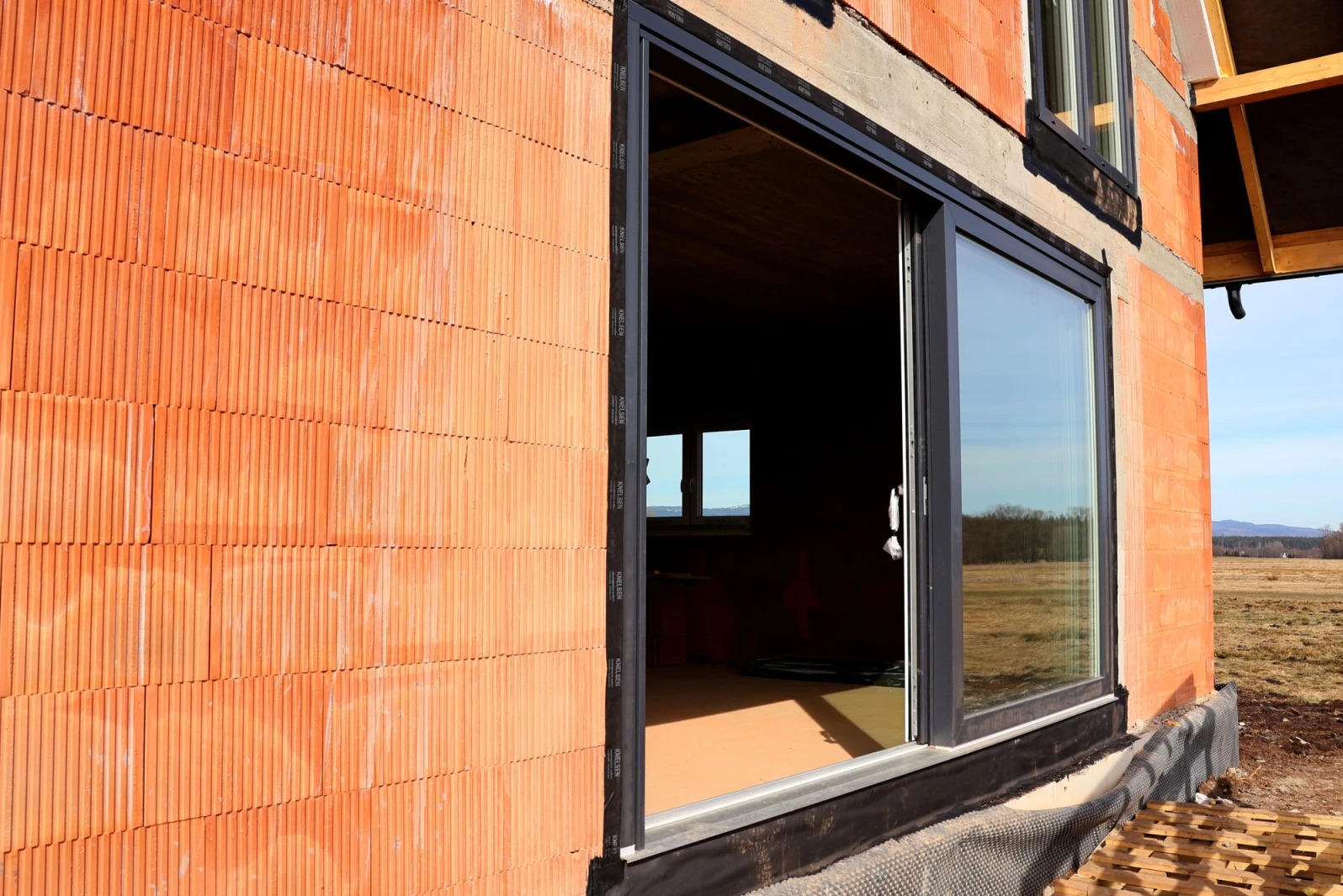 Okno balkonowe grafitowe - realizacja