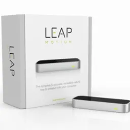 Leap Motion Controller wraz z pudełkiem, prezentacja produktu na białym tle, urządzenie do interakcji z komputerem za pomocą gestów.