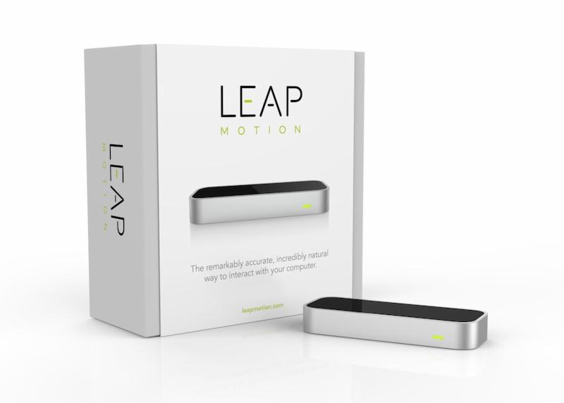 Leap Motion Controller wraz z pudełkiem, prezentacja produktu na białym tle, urządzenie do interakcji z komputerem za pomocą gestów.