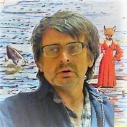 Portret mężczyzny w okularach na tle abstrakcyjnej ściany z motywami morskimi i postacią kobiety z głową lisa w czerwonej sukni.