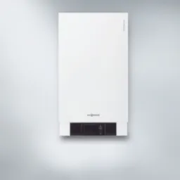 Biały, wiszący kocioł gazowy Viessmann Vitodens 300 na jasnoszarej ścianie, z widocznym panelem sterowania i logo producenta.