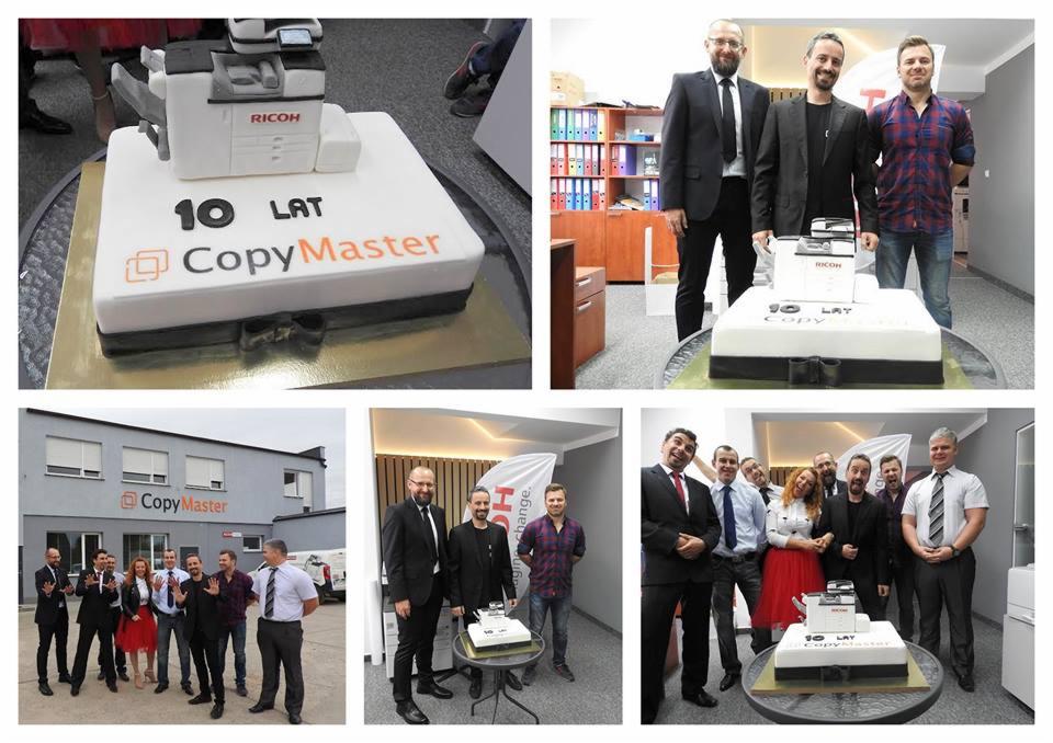 Kolaż zdjęć z uroczystości 10-lecia firmy CopyMaster: tort w kształcie kserokopiarki Ricoh, budynek firmy i zdjęcia grupowe pracowników.