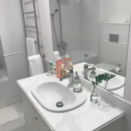 blat z konglomeratu kwarcowego Calacatta z profilowaną krawędzią