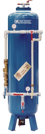 Niebieski, pionowy filtr do wody z manometrami, zaworami i rurami, stojący na trzech nogach, z naklejką informacyjną na korpusie.