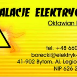 Żółta wizytówka firmy Instalacje Elektryczne Oktawian Borecki z symbolem ostrzegawczym wysokiego napięcia, adresem i numerem telefonu.