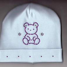 Jasnoniebieska czapka niemowlęca z termoaplikacją w kształcie misia wykonaną z fioletowych dżetów.