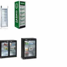 Cztery różne lodówki ekspozycyjne: biała, zielona z logo Lasko, czarna z podwójnymi drzwiami i czarna z pojedynczymi drzwiami, wszystkie wypełnione produktami spożywczymi.