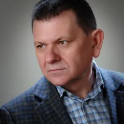 Portret mężczyzny w niebieskiej koszuli w kratę i tweedowej marynarce, spoglądającego w lewo, na szarym tle.