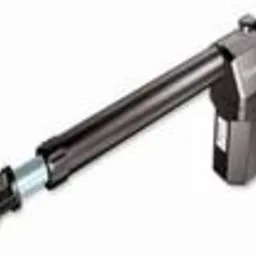 Szary siłownik ramieniowy do bramy wjazdowej, widoczny detal mocowania z elementami metalowymi i gwintem, na białym tle.