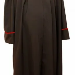 Toga prawnicza w kolorze czarnym z czerwonymi wykończeniami na kołnierzu i mankietach, prezentowana na białym tle.