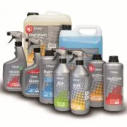 Zestaw profesjonalnych preparat&oacute;w w szarych butelkach z atomizerami i kanistrach, każdy z etykietą w odcieniach szarości, czerwieni, błękitu, zieleni i pomarańczu, na białym tle.