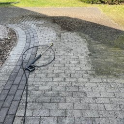 SERVICE CONSTRUCTION Sp. z o.o. - Czyszczenie kostki brukowej wokół kościoła