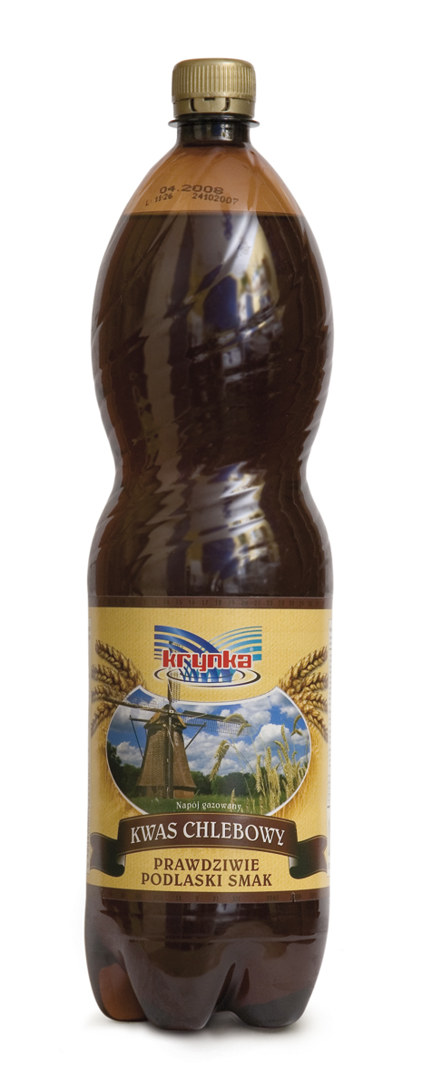 Plastikowa butelka kwasu chlebowego 'Krynka' z etykietą przedstawiającą wiatrak i zboże, na białym tle.