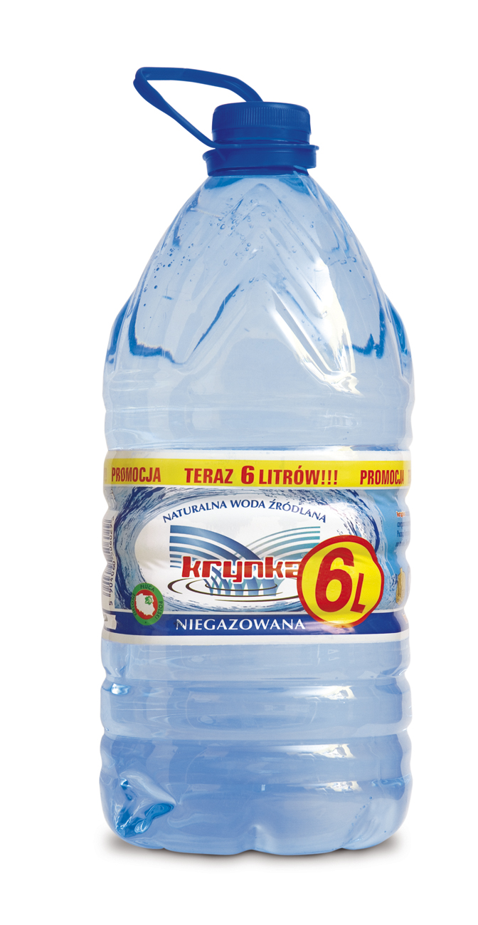Plastikowa butelka 6 litrów niegazowanej wody źródlanej Krynica z niebieską nakrętką i uchwytem, na etykiecie napis 'Promocja Teraz 6 litrów!!!'