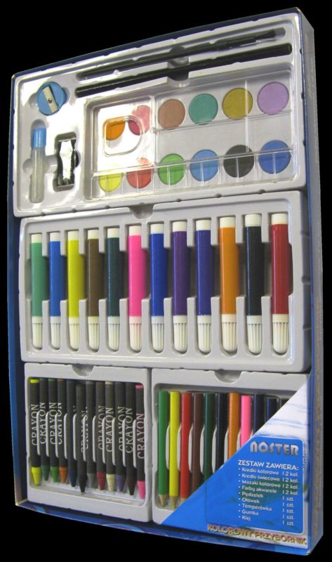 Zestaw plastyczny Noster ZS-01 w oryginalnym opakowaniu, zawierający kredki, mazaki, farby akwarelowe, pędzelki, ołówek, temperówkę, gumkę i klej.