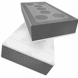 Dwa panele termoizolacyjne: górny z szarego materiału z okrągłymi wgłębieniami, dolny biały z szarym rdzeniem i nadrukowanymi symbolami. Widoczne krawędzie z fakturą.