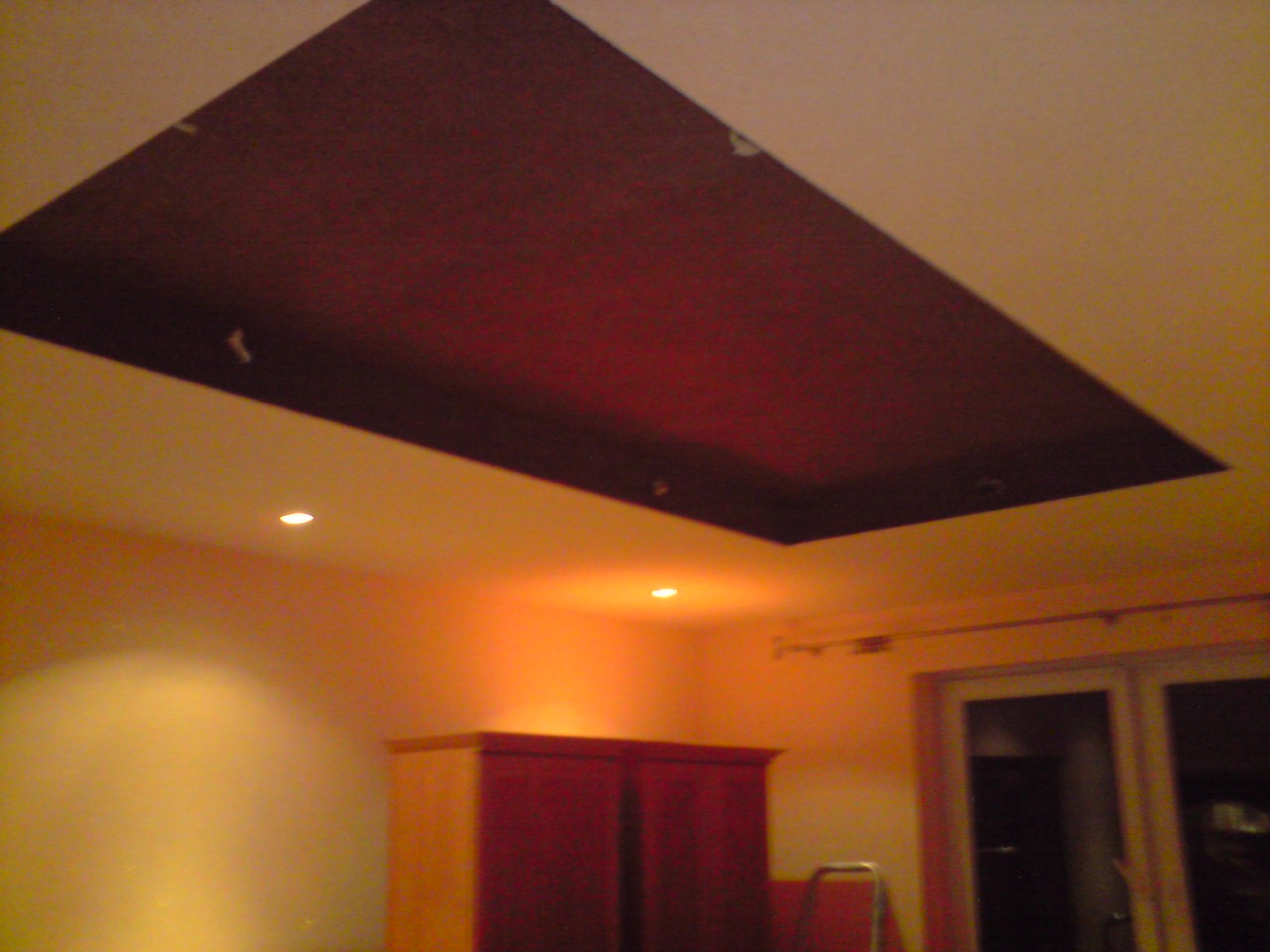 Wykończony sufit z wstawką w kolorze bordo i punktowym oświetleniem w pomieszczeniu w Brzeszczach.