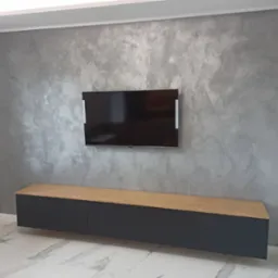 Szara szafka RTV z blatem drewnianym pod wiszącym telewizorem na ścianie z efektem betonu. Nowoczesne wnętrze z marmurową podłogą i listwą przypodłogową.