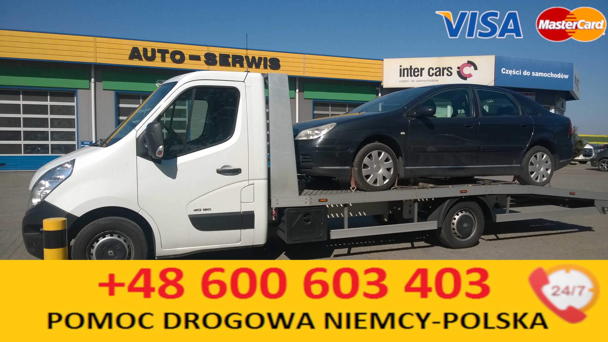 Biała laweta z czarnym samochodem osobowym na platformie, na tle budynku auto serwisu z logo Inter Cars i oznaczeniami Visa/MasterCard, z widocznym numerem telefonu i napisem 'Pomoc Drogowa...