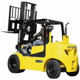 Żółty wózek widłowy spalinowy Hyundai 18D-7E z operatorem, widok z boku na białym tle.