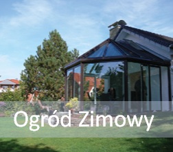 Ogród zimowy z brązowymi profilami aluminiowymi, przeszklony dach, widok z zewnątrz na tle zadbanego ogrodu z trawnikiem i drzewami w słoneczny dzień.
