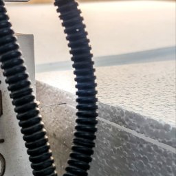 Dzięki precyzyjnej technologii cięcia termicznego gwarantujemy perfekcyjnie równe płyty styropianowe. Doskonała jakość, idealna precyzja – wybierz rozwiązania, które podnoszą standardy