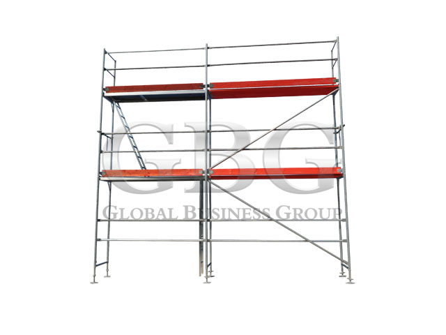 Metalowe rusztowanie budowlane z czerwonymi pomostami roboczymi, widok z przodu na białym tle.