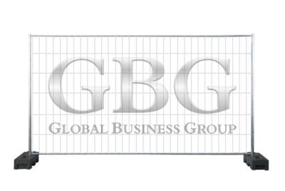 Tymczasowe ogrodzenie z siatki z logo firmy GBG Global Business Group, na plastikowych podstawach, na białym tle.