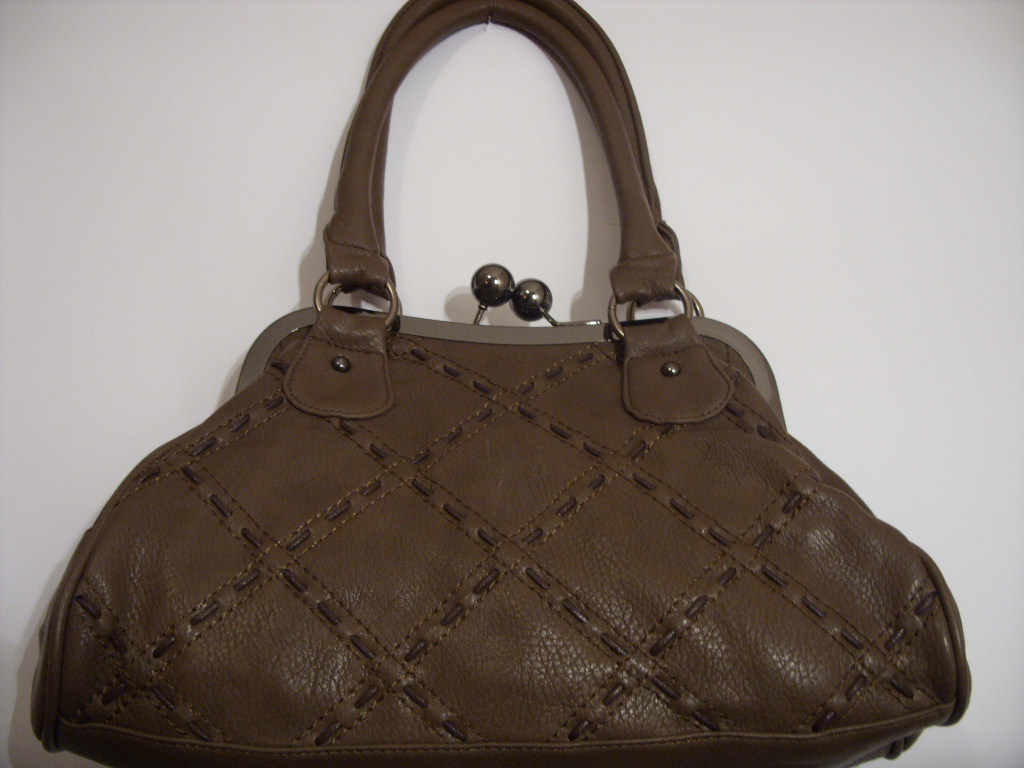 Brązowa, skórzana torebka damska z pikowanym wzorem w romby i metalowym zapięciem kulkowym, prezentowana na jasnym tle.