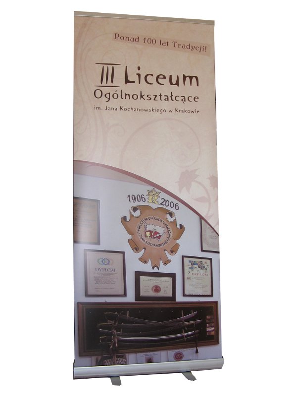 Roll-up reklamowy prezentujący Liceum Ogólnokształcące im. Jana Kochanowskiego w Krakowie, z widocznym logo, informacją o ponad 100-letniej tradycji oraz ekspozycją historycznych szabel i dyplomów.