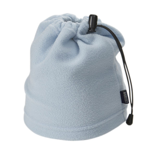 Jasnoniebieska czapka polarowa ze ściągaczem i widoczną metką firmy z Krakowa, na białym tle.