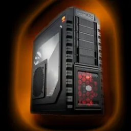 Czarna obudowa komputera stacjonarnego z oknem bocznym, podświetleniem LED i logo Cooler Master na tle z pomarańczową aurą.