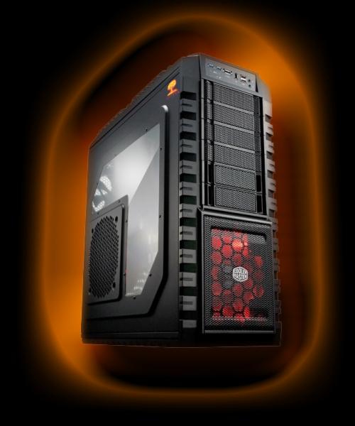 Czarna obudowa komputera stacjonarnego z oknem bocznym, podświetleniem LED i logo Cooler Master na tle z pomarańczową aurą.